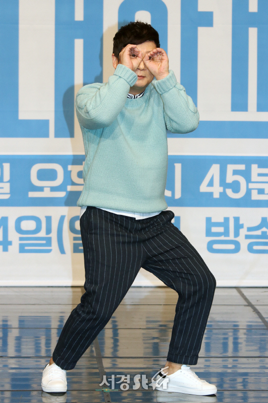 30일 오전 서울 마포구 상암 MBC 골든마우스홀에서 열린 새 예능프로그램 ‘일밤-은밀하게 위대하게’ 제작발표회에서 이수근이 포토타임을 갖고 있다.