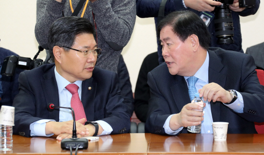 홍문종 새누리당 의원(왼쪽)./연합뉴스