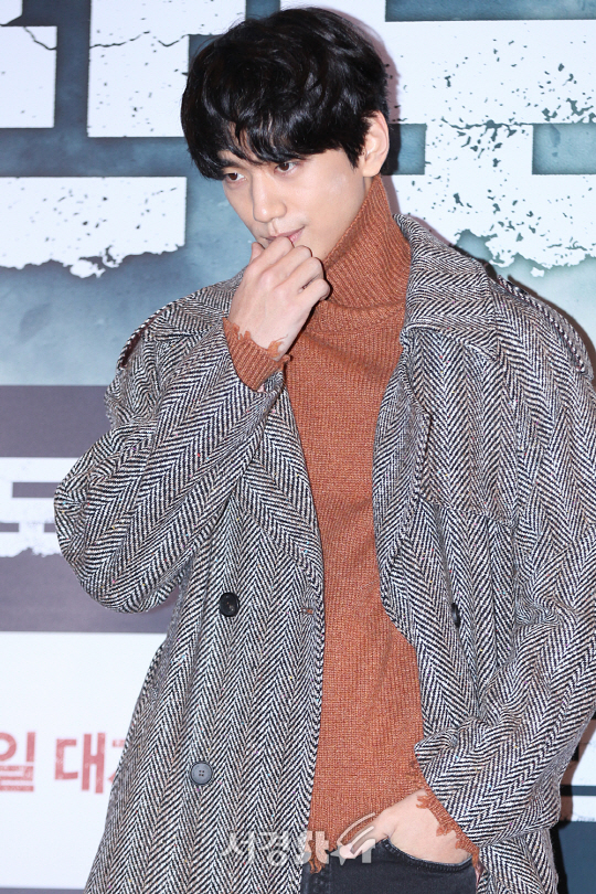/30일 오후 서울 강남구 삼성동 메가박스 코엑스에서 열린 영화 ‘판도라’ VIP시사회에서 배우 성준이 포토타임을 갖고있다.