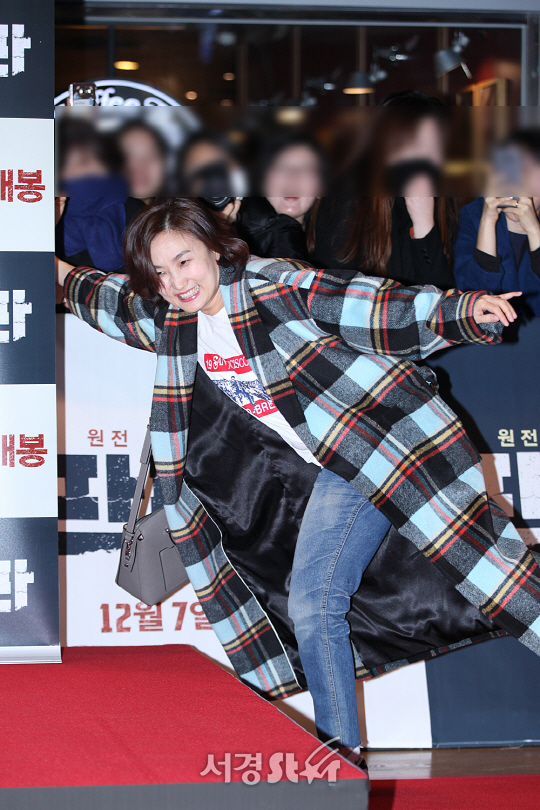 /30일 오후 서울 강남구 삼성동 메가박스 코엑스에서 열린 영화 ‘판도라’ VIP시사회에서 박경림이 포토타임을 갖고있다.