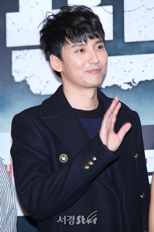 /30일 오후 서울 강남구 삼성동 메가박스 코엑스에서 열린 영화 ‘판도라’ VIP시사회에서 배우 김남길이 포토타임을 갖고있다.