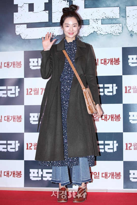 /30일 오후 서울 강남구 삼성동 메가박스 코엑스에서 열린 영화 ‘판도라’ VIP시사회에서 모델 스테파니 리가  포토타임을 갖고있다.