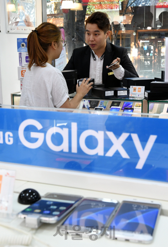 지난달 30일 서울 마포구 한 SK텔레콤 매장에서 갤럭시노트7 구매자가 삼성 제품으로 교환하고 있다./권욱기자