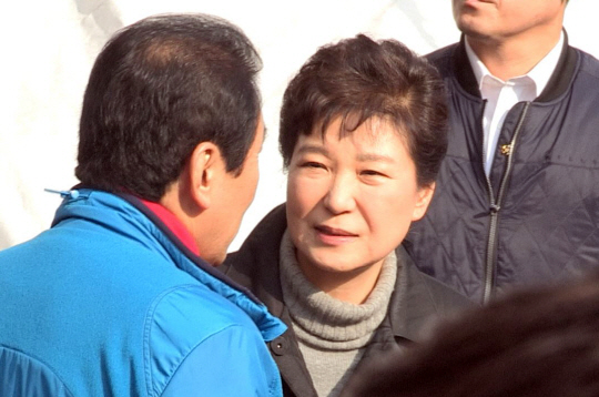 박근혜 대통령이 1일 오후 큰 화재가 난 대구 중구 서문시장을 방문했다. /연합뉴스