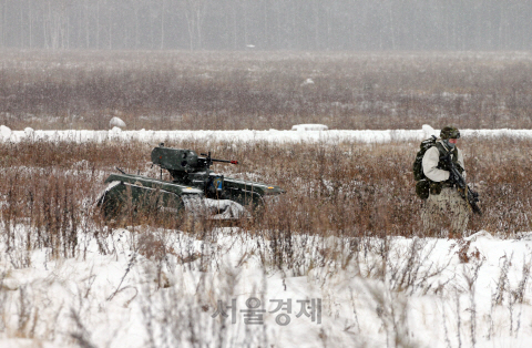 에스토니아군 병사와 작전중인 무장 무인 지상차량 THeMIS ADDER (사진제공: Milrem)/장순관 기자