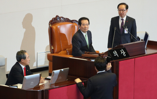 정세균 국회의장이 1일 국회 본회의에서 새누리당 정진석 원내대표와 이야기를 하고 있다./연합뉴스