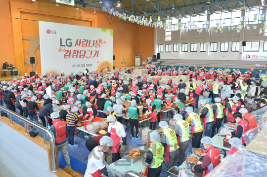 경북 구미시 경운대학교 체육관에서 LG경북협의회가 주관한 김장담기 행사에는 400여명의 자원봉사자들이 참여한 가운데 8,000여포기의 김장을 담아 소외계층에 전달했다.