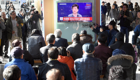 29일 오후 서울역에서 시민들이 박근혜 대통령의 제3차 대국민담화를 지켜 보고 있다./이호재기자.