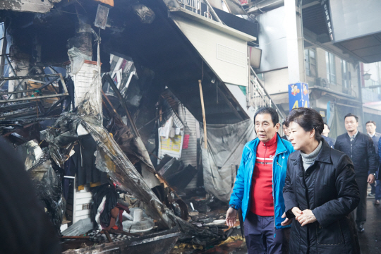 박근혜 대통령이 1일 오후 대구광역시 중구 대신동에 위치한 서문시장 4지구 화재 현장을 둘러보고 있다./청와대 제공