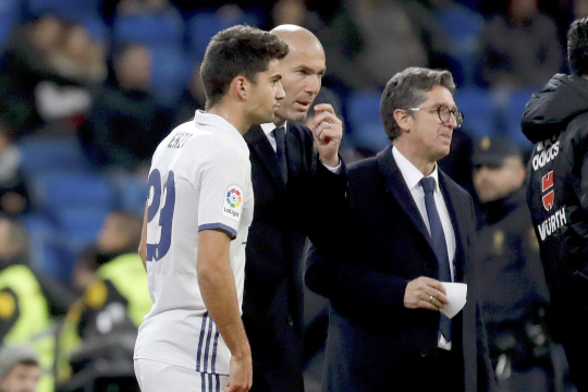 레알 마드리드의 엔조 지단(왼쪽)이 1일 경기에 교체 투입되며 감독인 아버지 지네딘 지단에게서 작전 지시를 받고 있다. /마드리드=EPA연합뉴스