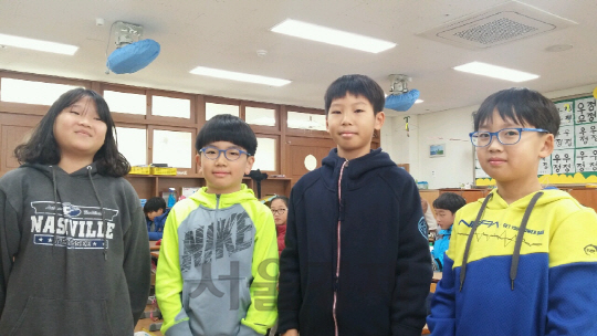 국민안전처에 직접 편지를 쓴 화성 반송초등학교 4학년생들. (왼쪽부터) 이수인, 박민서, 박정우, 정이현 학생.