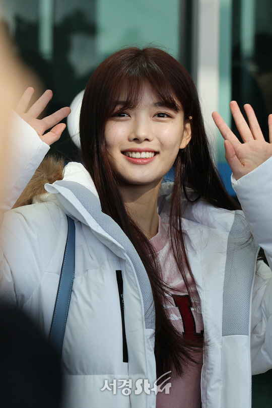 김유정, 동그란 눈에 까만 작은 코 새하얀 털옷을 입은 예쁜 김유정~! (인천공항 출국)