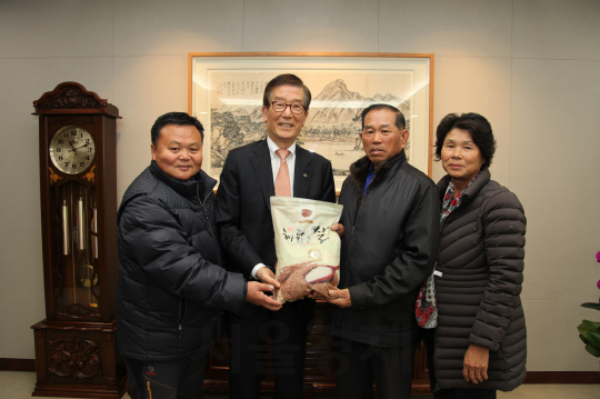 이동걸 산업은행 회장(왼쪽 두번째)이 정희섭 양지리 이장(왼쪽 첫번째) 등 양지리 주민들과 함께 기념사진을 촬영하고 있다./사진제공=산업은행