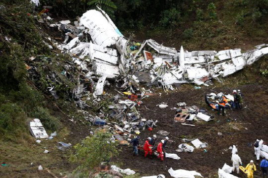 지난 28일, 콜롬비아 메데인 산악지대에서 추락한 브라질 축구팀 샤페코엔시의 사고 항공기의 잔해를 살펴보며 생존자를 확인하고 있다. / 메데인=AP연합뉴스