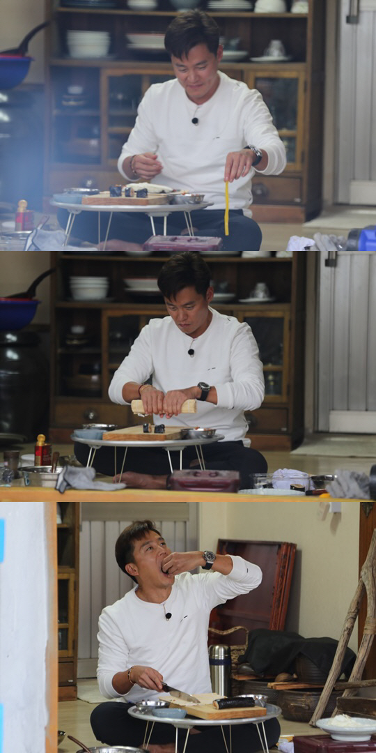 tvN ‘삼시세끼 어촌편3’에서 에릭을 대신해 직접 김밥 요리에 도전한 이서진 / 사진제공 : tvN