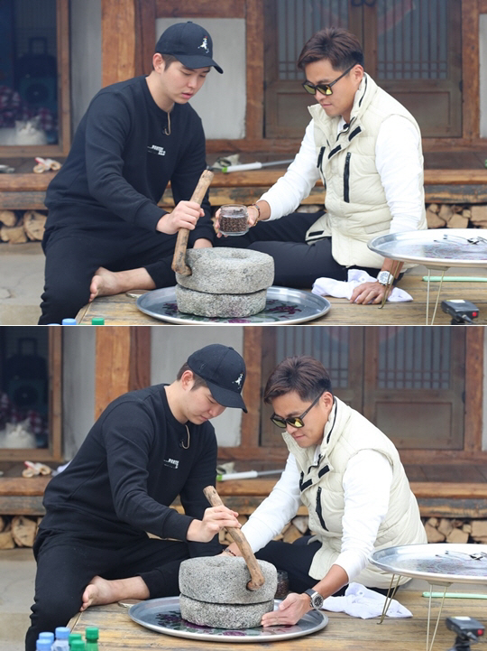 tvN ‘삼시세끼 어촌편’에서 맷돌 커피를 만들고 있는 윤균상과 이서진 / 사진제공 : tvN
