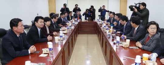 2일 오전 국회 의원회관에서 열린 새누리당 비주류 모임인 비상시국회의에서 참석자들이 회의 시작을 기다리고 있다. /연합뉴스