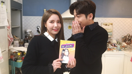 ‘SNL코리아8’의 ‘3분 여자친구’에서 유세윤과 커플 연기를 선보인 마마무 솔라 / 사진제공 : tvN