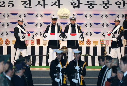 6·25전쟁 당시 전사한 국군 유해 501위에 대한 합동봉안식이 2일 국립서울현충원에서 열려 영현 봉송이 진행되고 있다./연합뉴스