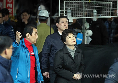 박 대통령, 서문시장 화재 현장 방문박근혜 대통령이 김영호 서문시장상가연합회 회장과 시장 화재 현장을 둘러보는 모습 /연합뉴스