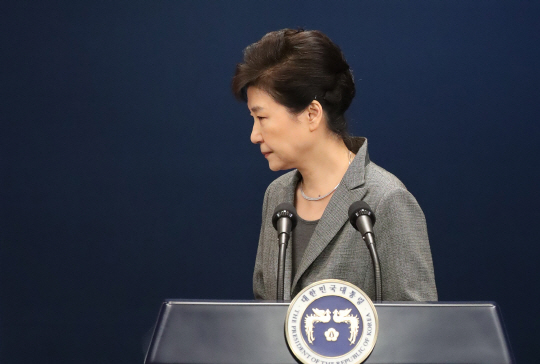 박근혜 대통령이 11월 29일 오후 청와대 춘추관 대브리핑실에서 제3차 대국민담화를 발표한 뒤 밖으로 이동하고 있다./연합뉴스