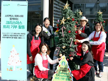 이석구(오른쪽 세번째)스타벅스커피 코리아 대표가 임직원과 함께 서울숲공원 방문 시민들을 위해 크리스마스 트리를 장식해 전달하는 봉사활동을 진행했다. / 사진제공=스타벅스 코리아