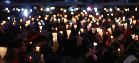 박근혜 대통령 퇴진을 촉구하는 5차 촛불집회가 열린 지난달 26일 광화문 광장에서 시민들이 촛불을 들고 ‘대통령 퇴진’ 요구하고 있다. /연합뉴스