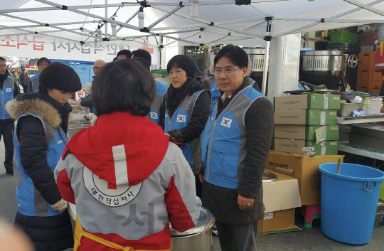 김점수(오른쪽) 가스공사 기획본부장과 임직원들이 2일 대구 서문시장 화재현장을 찾아 긴급 복구 지원에 손을 보태고 있다. / 사진제공=한국가스공사