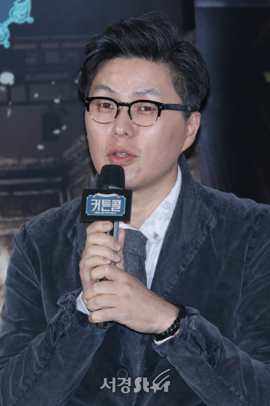 류훈 감독이 영화 ‘커튼콜’ 언론시사회에 참석해 인사말을 하고 있다.