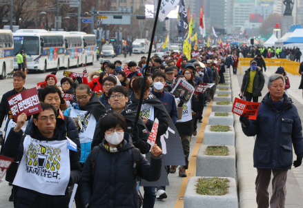 전국교직원노동조합 조합원들이 지난 달 30일 오후 박근혜 대통령의 즉각 퇴진과 국정화 교과서 폐기를 촉구하는 집회를 가진 뒤 광화문광장을 지나 청와대를 향해 행진하고 있다. /연합뉴스