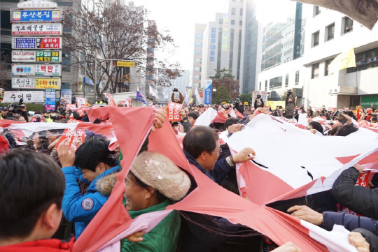 새누리당을 상징하는 빨간색 대형 깃발을 찟는 퍼포먼스. / 사진=이세영 인턴기자