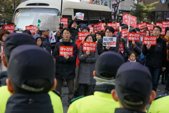 새누리당사 앞에 모인 시민들. / 사진=강신우PD