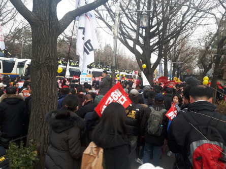6차 촛불집회가 열리는 3일 본 집회 시작 전인 오후 2시 서울 광화문 집회에 참석한 시민들이 청와대를 향해 1차 행진을 하고 있다. /양사록기자