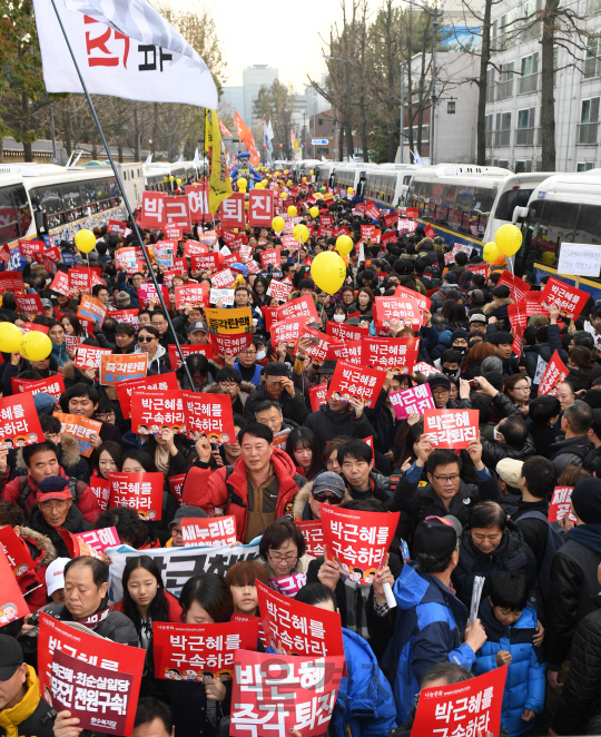 3일 오후 시민들이 청와대 바로 앞인 분수대까지 행진하며 박근혜 대통령 퇴진을 요구하고 있다./송은석기자songthomas@sedaily.com