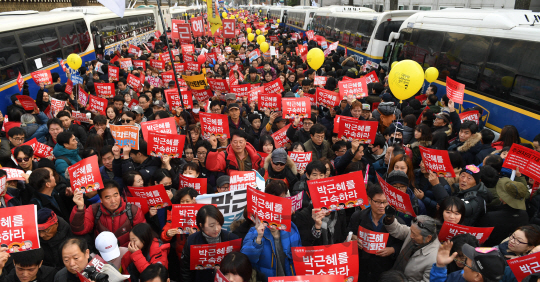 3일 오후 시민들이 청와대 바로 앞인 분수대까지 행진하며 박근혜 대통령 퇴진을 요구하고 있다./송은석기자songthomas@sedaily.com