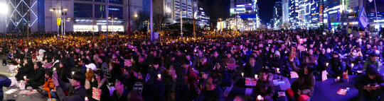3일 오후 울산 남구 롯데백화점 앞 광장에서 열린 네번째 촛불집회에 참가자들이 박근혜 대통령 퇴진을 외치고 있다. /울산=장지승기자
