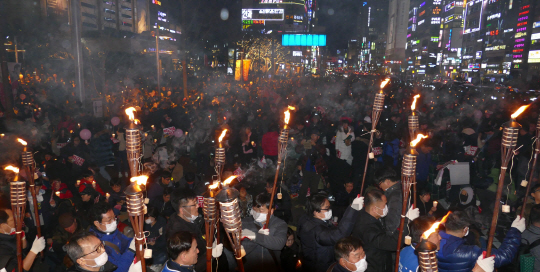 3일 오후 울산 남구 롯데백화점 앞 광장에서 열린 네번째 촛불집회에 횃불을 든 시민들이 박근혜 대통령 퇴진을 요구하며 거리행진을 준비하고 있다. /울산=장지승기자