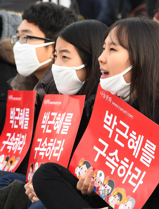 3일 오후 광화문 광장 앞 집회에서 학생들이 박근혜 대통령의 구속을 요구하고 있다./송은석기자songthomas@sedaily.com