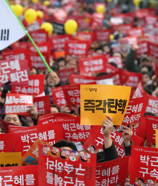 3일 오후 시민들이 청와대 바로 앞인 분수대까지 행진하며 박근혜 대통령 퇴진을 요구하고 있다./송은석기자songthomas@sedaily.com