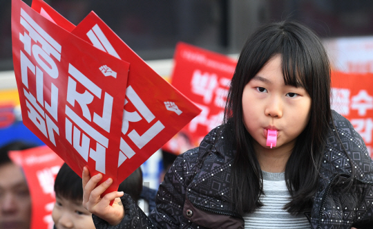 3일 오후 한 어린이가 청와대 목전인 분수대 앞까지 행진하며 박근혜 대통령의 퇴진을 요구하고 있다./송은석기자songthomas@sedaily.com