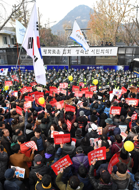 3일 오후 시민들이 청와대 바로 앞인 분수대까지 행진하며 박근혜 대통령 퇴진을 요구하고 있다./송은석기자songthomas@sedaily.com