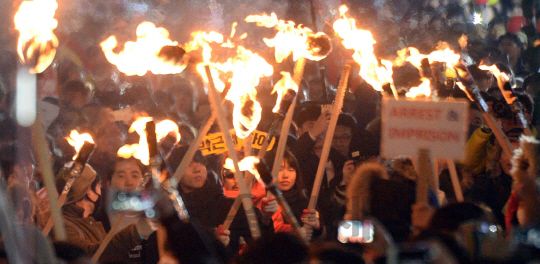 제6차 촛불집회가 열린 3일 저녁 청와대 100m 앞 지점인 서울 청운동사무소 앞에서 횃불을 든 시민들이 행진하고 있다./송은석기자songthomas@sedaily.com