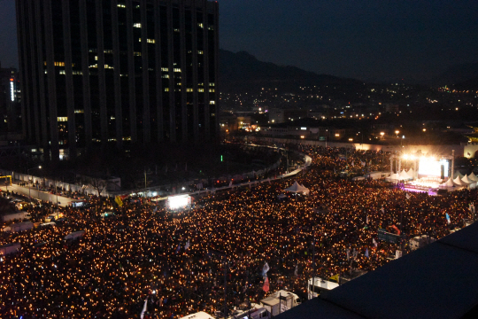 최순실 게이트에 따른 박근혜 대통령 즉각 퇴진을 요구하는 6차 주말 촛불집회가 3일 오후 광화문 광장에서 열리고 있다. /사진공동취재단
