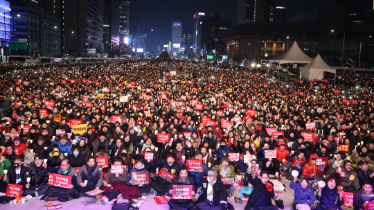 박근혜 대통령 퇴진 촉구 6차 촛불집회가 열린 3일 오후 서울 광화문광장에서 시민들이 촛불파도타기를 하고 있다./송은석기자songthomas@sedaily.com