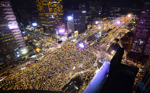 6차 촛불집회가 열린 3일 오후 서울 광화문 광장에 모인 시민들이 촛불물결을 이루며 박근혜 대통령 퇴진을 요구하고 있다. /사진공동취재단