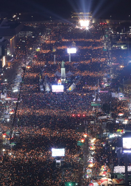 3일 오후 서울 광화문광장에서 열린 박근혜 대통령 퇴진을 요구하는 6차 주말 촛불집회에 참가한 시민들이 촛불을 들고서 거대한 파도를 연출하고 있다./사진공동취재단