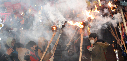 세월호 유가족, 횃불들고 국화 던지며 청와대 앞에서 분노·오열