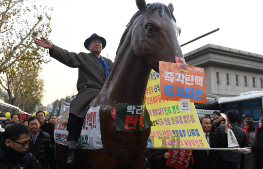 3일 오후 목마를 탄 한 시민이 청와대 바로 앞인 분수대까지 행진하며 박근혜 대통령 퇴진을 요구하고 있다./송은석기자songthomas@sedaily.com