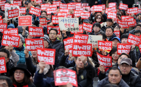 3일 오후 서울 여의도 새누리당사 앞에서 '박근혜정권 퇴진 비상국민행동'이 주최한 '박근혜 퇴진, 새누리당 해산집회'에서 시민들이 '4월 퇴진, 6월 조기대선'을 당론으로 채택, 탄핵 추진에 제동을 건 새누리당의 해체 촉구를 외치고 있다./송은석기자songthomas@sedaily.com