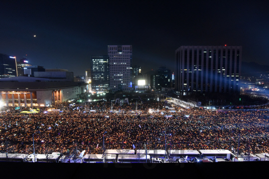 최순실 게이트에 따른 박근혜 대통령 즉각 퇴진을 요구하는 6차 주말 촛불집회가 3일 저녁 광화문 광장에서 열리고 있다. /사진공동취재단